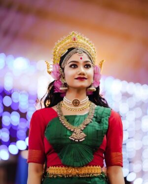 Jasnya Jayadeesh Instagram - Annapoorneshwari roopam sweekruthya 🙏❤️🥰
Guru @kannandancekannandance ❤️
Mua 💄 @dilimonveni_official ❤️
Dop 📸 @amal_photographi_ ❤️
Thank you @abhilash__pillaii etta for Providing me the opportunity to perform at my favourite @chottanikkaradevi temple for past two years 🥰❤️