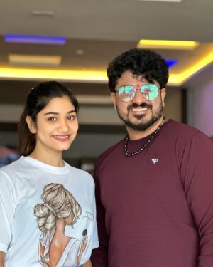 Jasnya Jayadeesh Instagram - Finally we met @bibingeorge.onair after planning for so long ❤️🥰
Such an energetic vibrant person u are 🥹❤️it was amazing meeting u etta 🥰❤️
Pc @arun_anedath ❤️