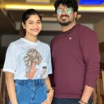 Jasnya Jayadeesh Instagram – Finally we met @bibingeorge.onair after planning for so long ❤️🥰
Such an energetic vibrant person u are 🥹❤️it was amazing meeting u etta 🥰❤️
Pc @arun_anedath ❤️