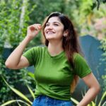 Jasnya Jayadeesh Instagram - Going wid green tdy 🍃🤍 Some lazyyyy clicks show off 🤌🏻🫠 📸 @arun_anedath