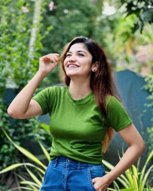 Jasnya Jayadeesh Instagram - Going wid green tdy 🍃🤍
Some lazyyyy clicks show off 🤌🏻🫠
📸 @arun_anedath