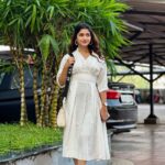 Jasnya Jayadeesh Instagram - In a white dress, enchantment is inescapable. 🤍 Pc @arun_anedath 🤍