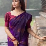 Jasnya Jayadeesh Instagram - Mazha and @sree_vadakkumnathan_temple is such a terrific combo 🥰❤️ Saree @ar_handlooms_kuthampully Vc @neethu_jayan2