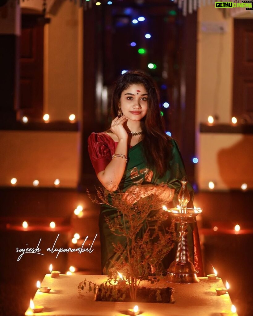 Jasnya Jayadeesh Instagram - May the glow of diyas light up your path with happiness and prosperity. Happy Diwali 🪔❤️ . Pc @sajeesh_blackstone 👗 @ar_handlooms_kuthampully