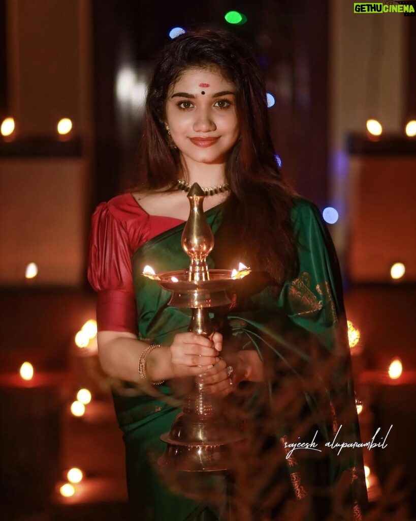 Jasnya Jayadeesh Instagram - Greetings on Deepavali! May the fireworks convey a message of prosperity and optimism on this day of light, hope this Diwali will fill your life with brightness and prosperity. Advanced Happy Diwali 🪔❤️🥰. 👗 @ar_handlooms_kuthampully ❤️ 📸 @sajeesh_blackstone ❤️