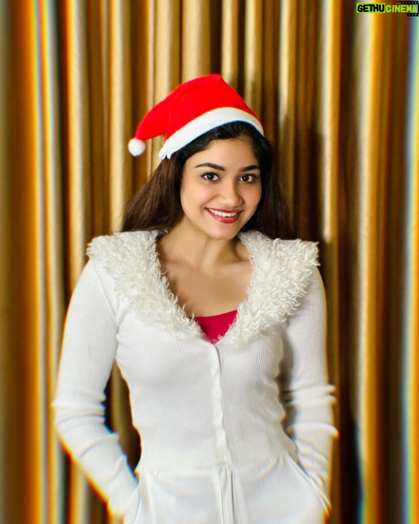 Jasnya Jayadeesh Instagram - Christmas isn’t just a day, it’s a frame of mind. Merry 🎄 Christmas ❤️ . 📸 @neethu_jayan2 😘😘😘 #merrychristmas #christmas #instamodels