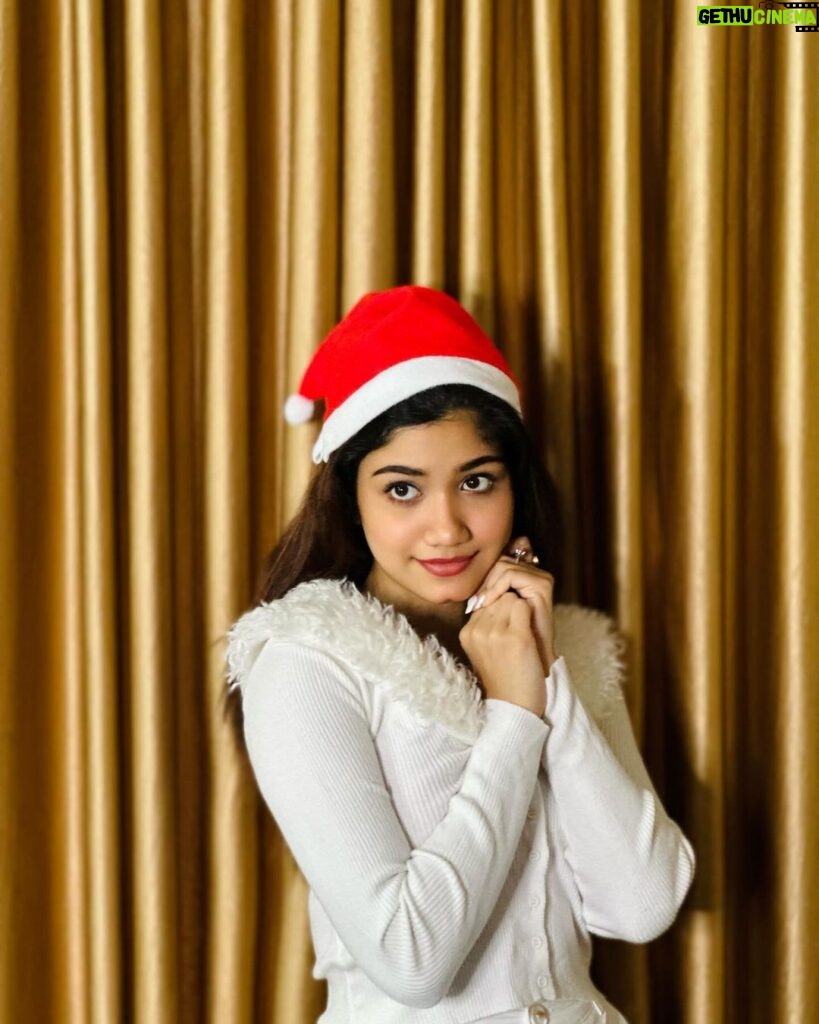 Jasnya Jayadeesh Instagram - Christmas isn’t just a day, it’s a frame of mind. Merry 🎄 Christmas ❤️ . 📸 @neethu_jayan2 😘😘😘 #merrychristmas #christmas #instamodels