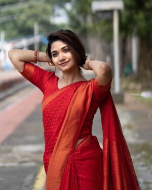 Jasnya Jayadeesh Instagram - Red saree series 🫶🏻❤️ Swipe 👉🏻👉🏻👉🏻 comment ur fav one 
Stills @ajay_prabhakar_ ❤️
Dop @pranavcsubash_photography ❤️
.
.
.
#insta #instagood #instapost #instamood ##instaphoto #instalike #instafashion #instaviral #instadaily #pic #picoftheday #explorepage #explore #photoshoot