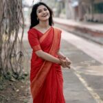 Jasnya Jayadeesh Instagram – Red saree series 🫶🏻❤️ Swipe 👉🏻👉🏻👉🏻 comment ur fav one 
Stills @ajay_prabhakar_ ❤️
Dop @pranavcsubash_photography ❤️
.
.
.
#insta #instagood #instapost #instamood ##instaphoto #instalike #instafashion #instaviral #instadaily #pic #picoftheday #explorepage #explore #photoshoot