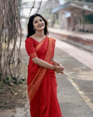 Jasnya Jayadeesh Instagram - Red saree series 🫶🏻❤️ Swipe 👉🏻👉🏻👉🏻 comment ur fav one 
Stills @ajay_prabhakar_ ❤️
Dop @pranavcsubash_photography ❤️
.
.
.
#insta #instagood #instapost #instamood ##instaphoto #instalike #instafashion #instaviral #instadaily #pic #picoftheday #explorepage #explore #photoshoot