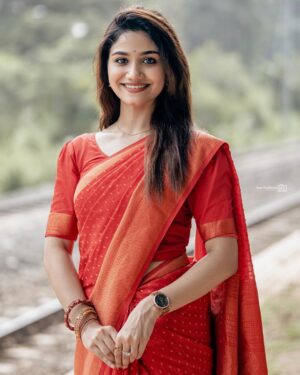 Jasnya Jayadeesh Instagram - Red saree series 🫶🏻❤️ Swipe 👉🏻👉🏻👉🏻 comment ur fav one 
Stills @ajay_prabhakar_ ❤️
Dop @pranavcsubash_photography ❤️
.
.
.
#insta #instagood #instapost #instamood ##instaphoto #instalike #instafashion #instaviral #instadaily #pic #picoftheday #explorepage #explore #photoshoot