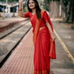 Jasnya Jayadeesh Instagram – Red saree series 🫶🏻❤️ Swipe 👉🏻👉🏻👉🏻 comment ur fav one 
Stills @ajay_prabhakar_ ❤️
Dop @pranavcsubash_photography ❤️
.
.
.
#insta #instagood #instapost #instamood ##instaphoto #instalike #instafashion #instaviral #instadaily #pic #picoftheday #explorepage #explore #photoshoot