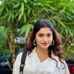 Jasnya Jayadeesh Instagram - In a white dress, enchantment is inescapable. 🤍 Pc @arun_anedath 🤍