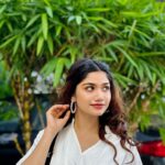 Jasnya Jayadeesh Instagram - In a white dress, enchantment is inescapable. 🤍 Pc @arun_anedath 🤍