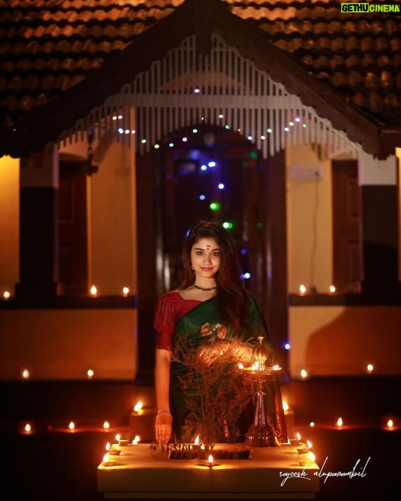 Jasnya Jayadeesh Instagram - May the glow of diyas light up your path with happiness and prosperity. Happy Diwali 🪔❤️ . Pc @sajeesh_blackstone 👗 @ar_handlooms_kuthampully