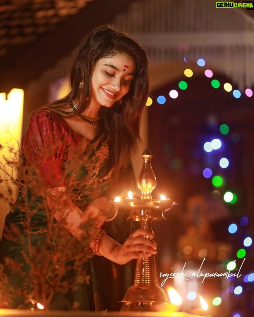 Jasnya Jayadeesh Instagram - Greetings on Deepavali! May the fireworks convey a message of prosperity and optimism on this day of light, hope this Diwali will fill your life with brightness and prosperity. Advanced Happy Diwali 🪔❤️🥰. 👗 @ar_handlooms_kuthampully ❤️ 📸 @sajeesh_blackstone ❤️