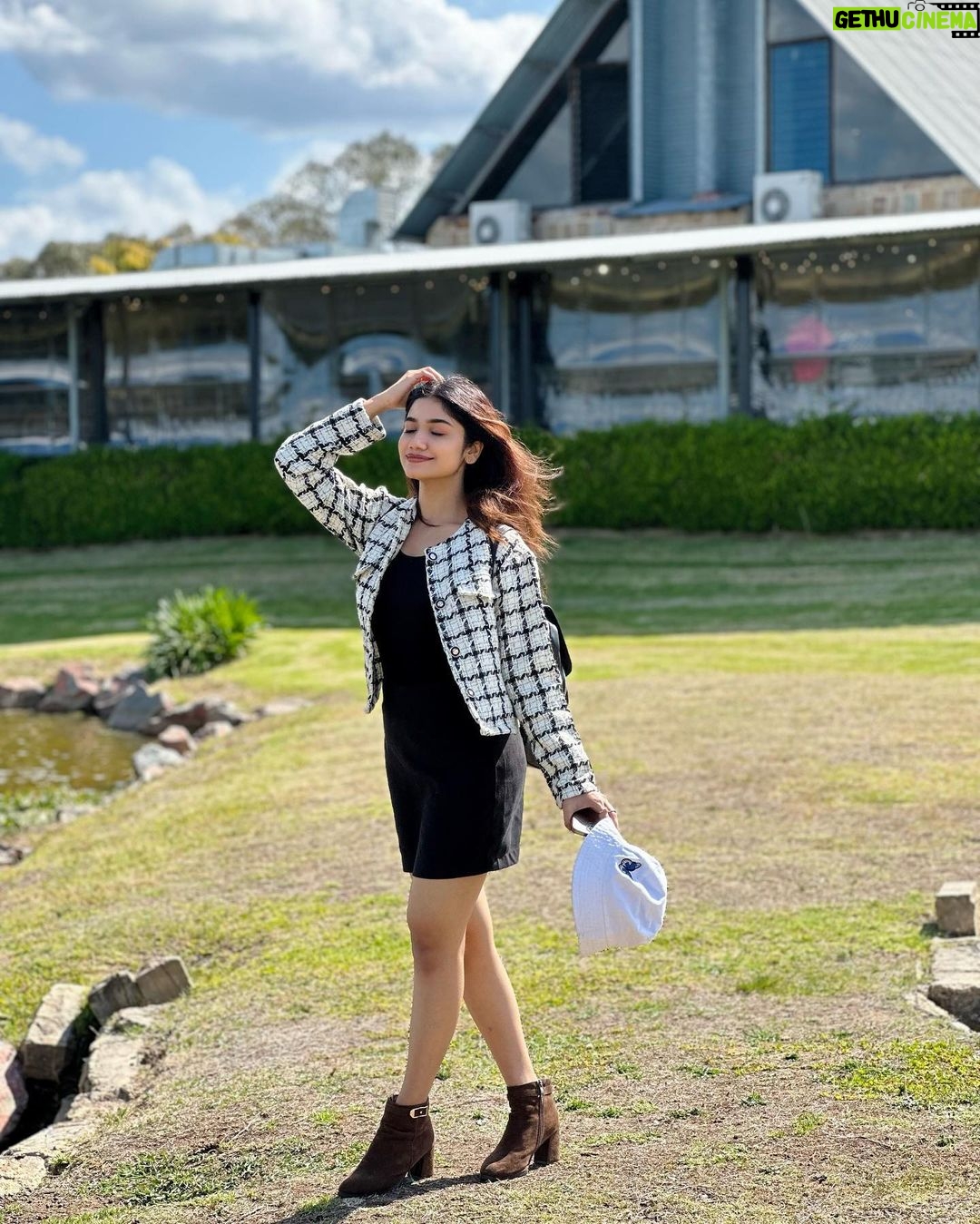 Jasnya Jayadeesh Instagram - Not all who wander are lost 🤍🍃 . 📸 @neethu_jayan2 🤍😘 Hot Air Ballooning Hunter Valley