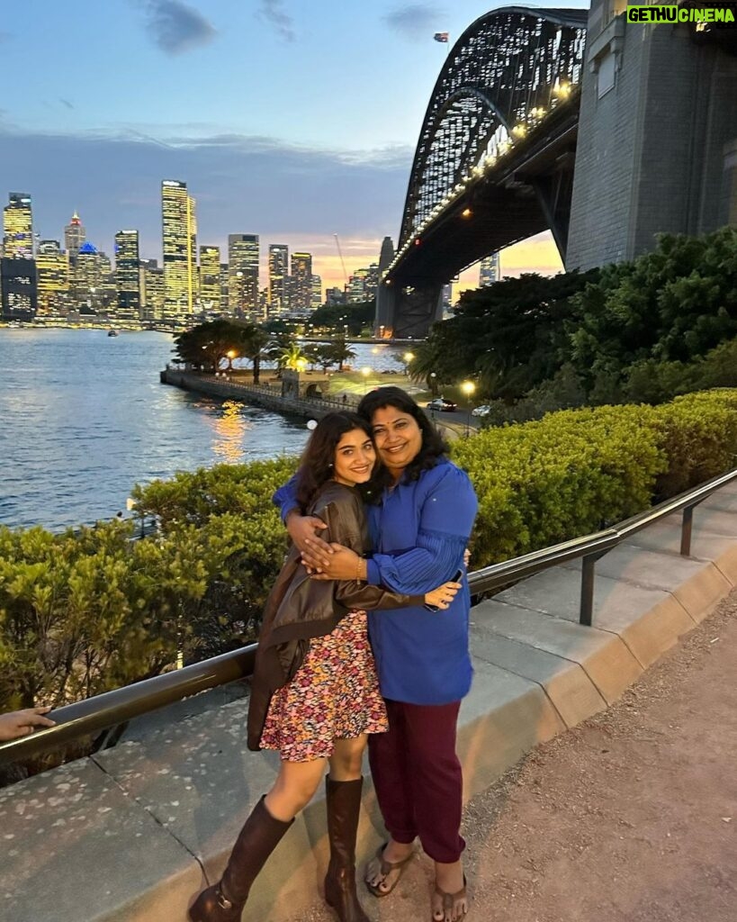 Jasnya Jayadeesh Instagram - @operahouseto Sydney ❤️ Australia 🇦🇺 . @neethu_jayan2 @devanandha.malikappuram @sreyajayadeepofficial____ @sharon_shelz Opera House, Sydney Australia