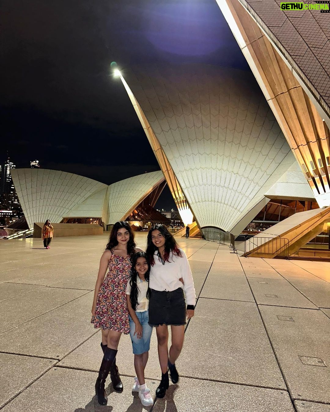 Jasnya Jayadeesh Instagram - @operahouseto Sydney ❤️ Australia 🇦🇺 . @neethu_jayan2 @devanandha.malikappuram @sreyajayadeepofficial____ @sharon_shelz Opera House, Sydney Australia