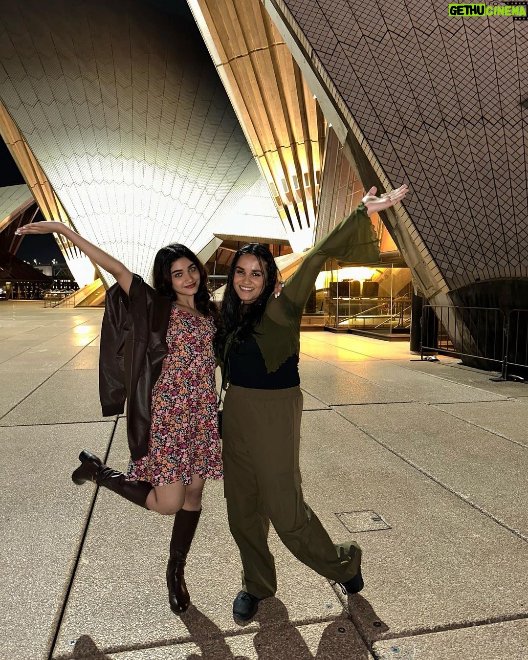 Jasnya Jayadeesh Instagram - @operahouseto Sydney ❤️ Australia 🇦🇺 . @neethu_jayan2 @devanandha.malikappuram @sreyajayadeepofficial____ @sharon_shelz Opera House, Sydney Australia