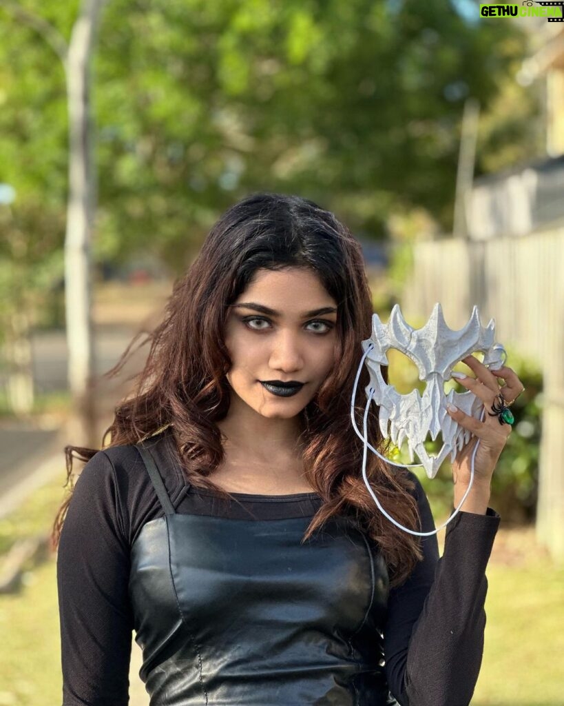 Jasnya Jayadeesh Instagram - They thought of All Hallows' Night and the billion ghosts awandering the lonely lanes in cold winds and strange smokes. They thought of All Hallows' Night and the billion ghosts awandering the lonely lanes in cold winds and strange smokes. Swipe 🎃 . 📸 @neethu_jayan2 ❤️ @sreyajayadeepofficial____ @devanandha.malikappuram