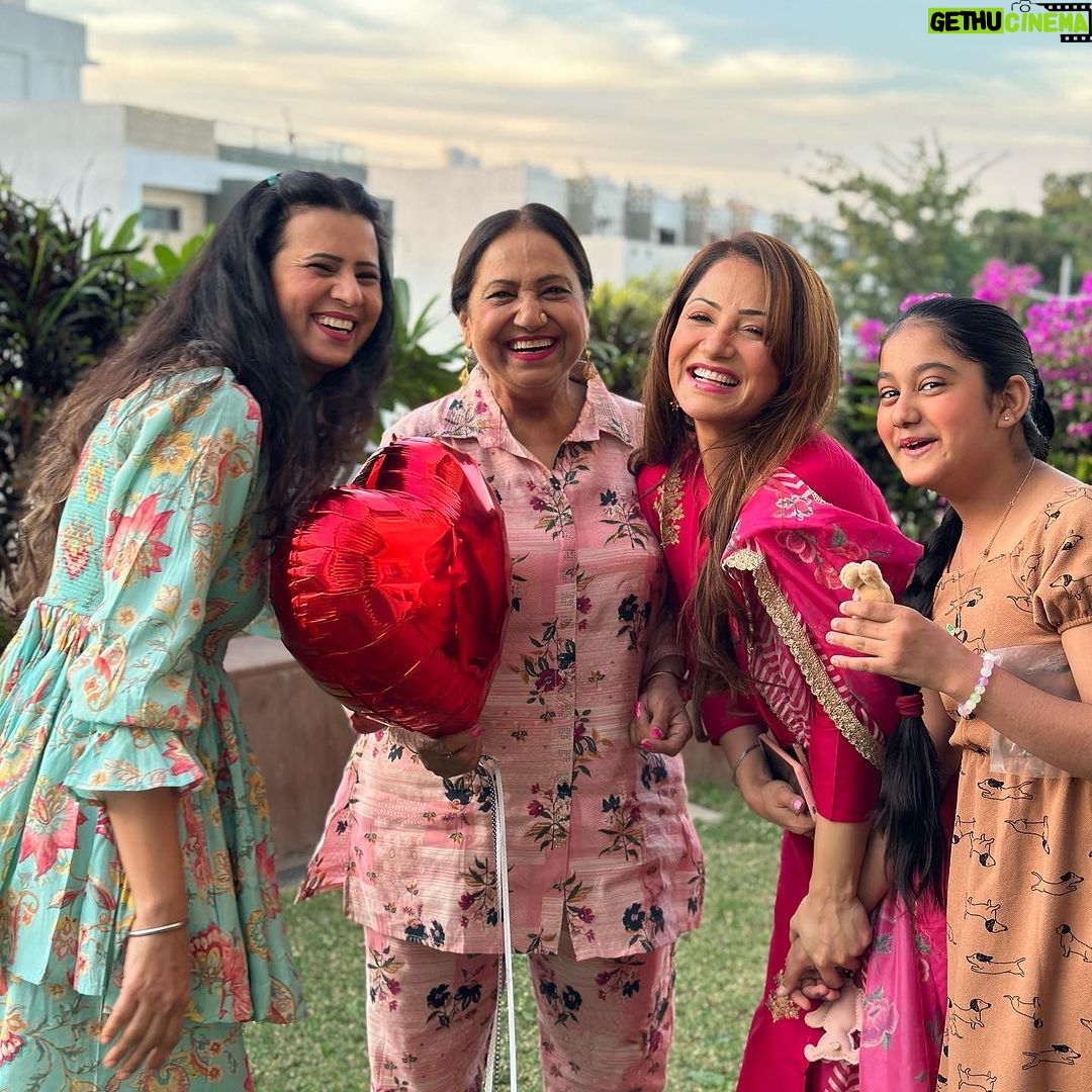 Jazz Sodhi Instagram - A Diwali celebrated with Family is always a Happy 🪔Diwali 🪔❤️❤️❤️❤️❤️❤️❤️❤️😘 Indore, India