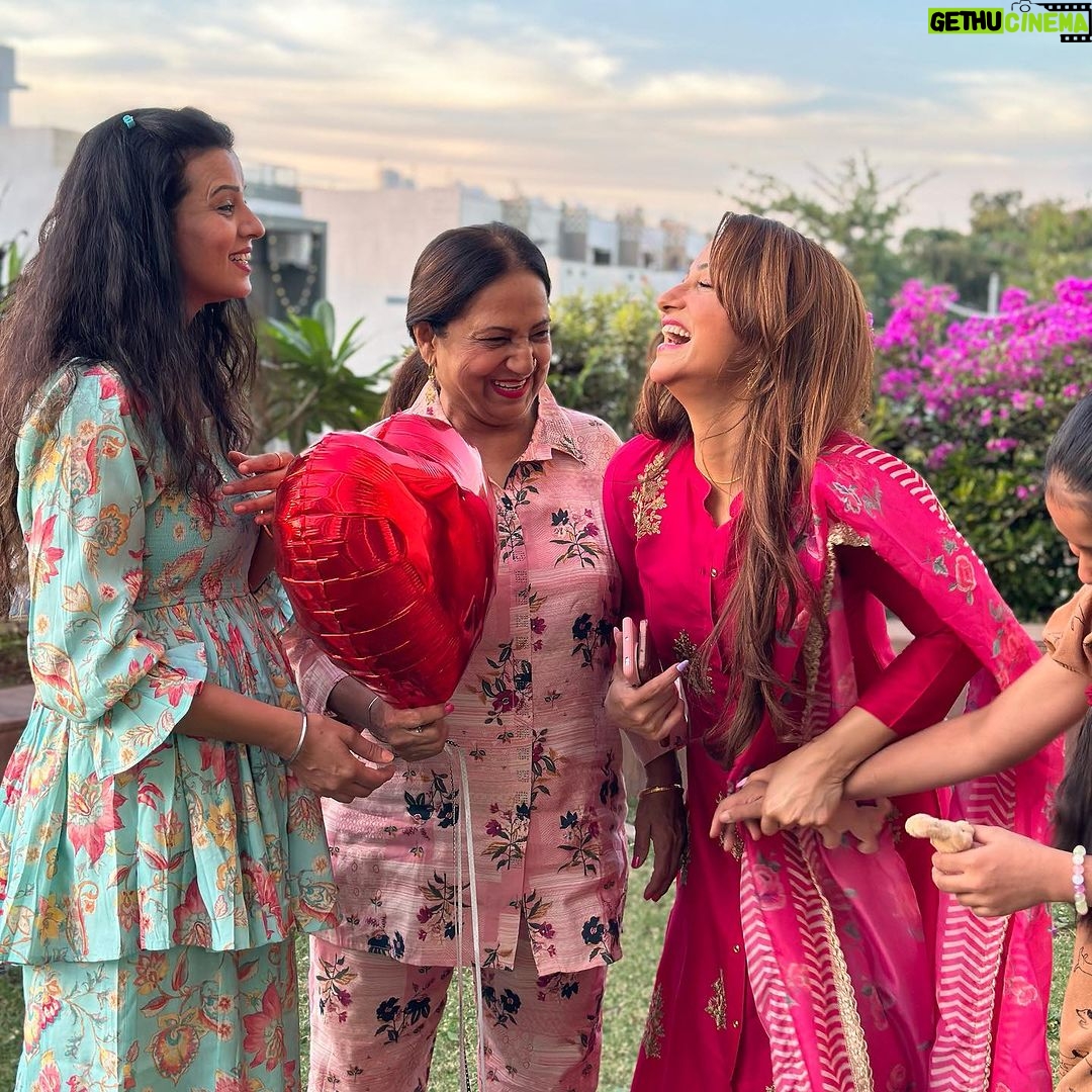 Jazz Sodhi Instagram - A Diwali celebrated with Family is always a Happy 🪔Diwali 🪔❤️❤️❤️❤️❤️❤️❤️❤️😘 Indore, India