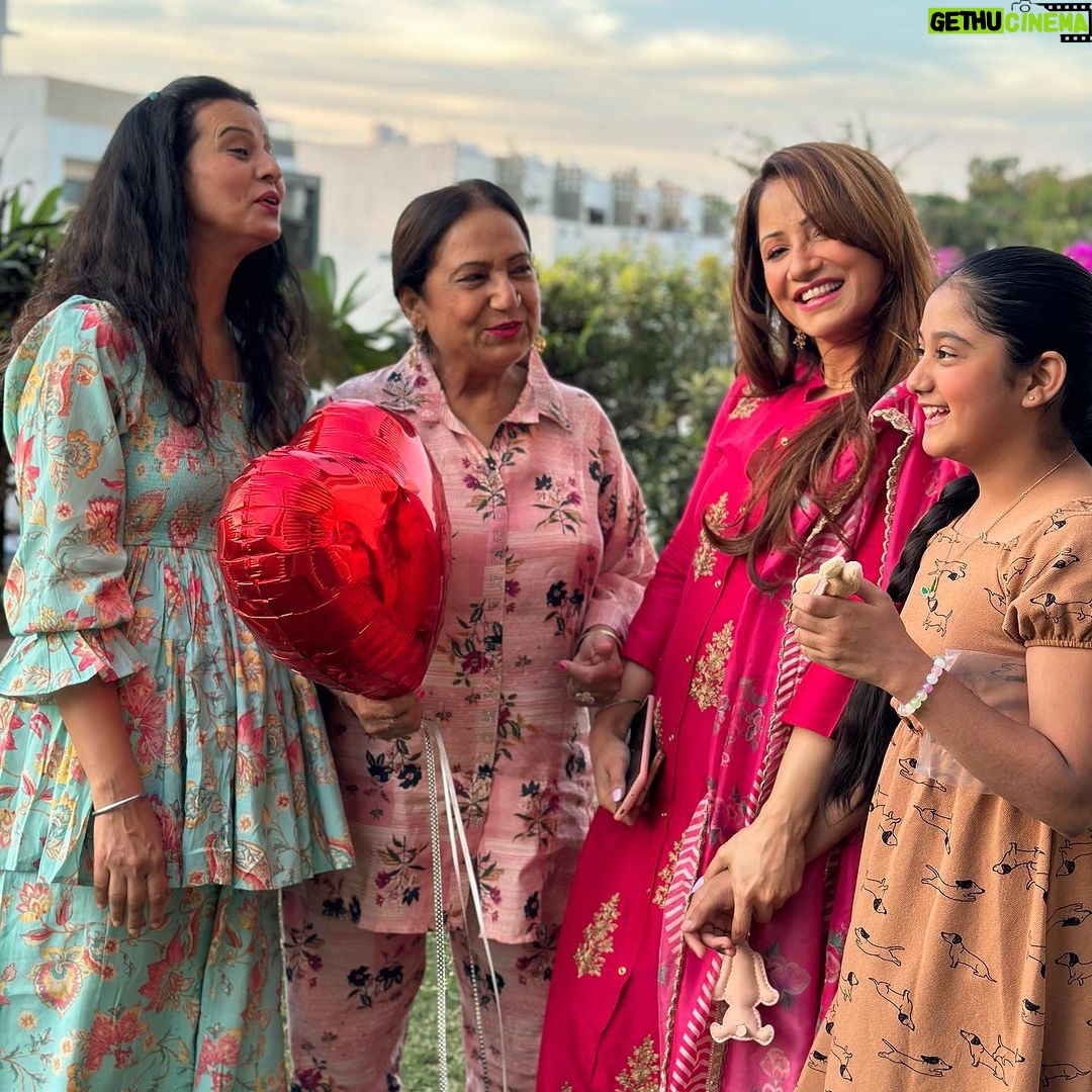Jazz Sodhi Instagram - A Diwali celebrated with Family is always a Happy 🪔Diwali 🪔❤️❤️❤️❤️❤️❤️❤️❤️😘 Indore, India