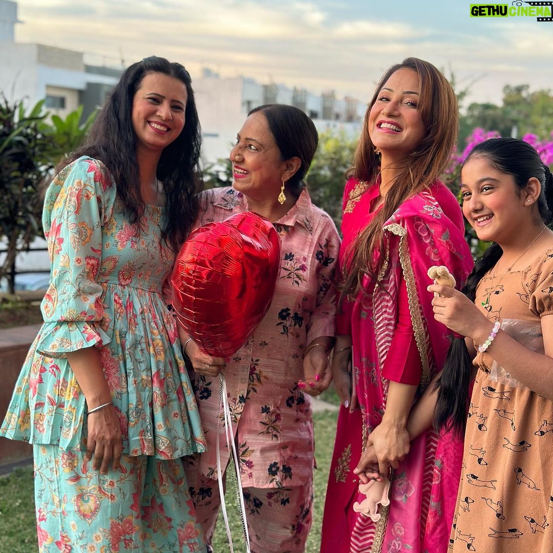 Jazz Sodhi Instagram - A Diwali celebrated with Family is always a Happy 🪔Diwali 🪔❤️❤️❤️❤️❤️❤️❤️❤️😘 Indore, India
