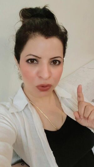 Jennifer Mistry Bansiwal Instagram - DEDICATED TO THE 3 IDIOTS ...
Yuddh to ab nischit hai...
Not everything can be bought with money and power...

जैसा कि श्री कृष्ण ने सुनाया था

"हित-वचन नहीं तूने माना,
मैत्री का मूल्य न पहचाना,
तो ले, मैं भी अब जाता हूँ,
अन्तिम संकल्प सुनाता हूँ।
याचना नहीं, अब रण होगा,
जीवन-जय या कि मरण होगा
दुर्योधन! रण ऐसा होगा,
 फिर कभी नहीं जैसा होगा"

Happy Janamasthmi "