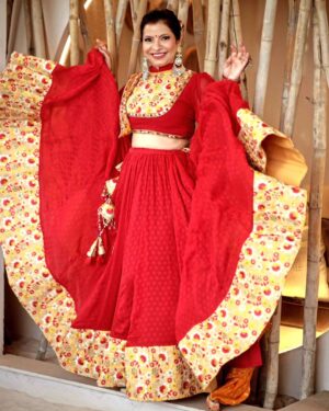 Jennifer Mistry Bansiwal Instagram - Red... the color of victory...
victory over evil... 
May all of us have victory over the evil and bring the world to a better place...
Happy Dusshehra 

Outfit: @gurukrupa_creation
Photographer: @photo_vinayak 
Team: @zerographyvlogs & @clickmegood_
Stylist: @style_deintrepide 
Jewellery : @silver.kiosk
Makeup: @makeoverbydipika
Location: @nomimumbai