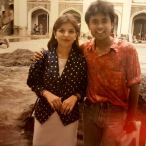 Jennifer Mistry Bansiwal Instagram - JAB WE MET... Throwback to the pics of a month after we met in 1998, pics are from the trip to Mumbai visit when I came to apply for air hostess interview with Bobby (my then boy friend)... Never knew will end up in totally different profession and settling in Mumbai... the only thing constant is US @bobbybansiwal 

Ps... Coat I m wearing was borrowed from a friend 

#jennifermistrybansiwal #bobbybansiwal #mayurbansiwal #jmb #jennybobby #throwback #thursdaythrowback