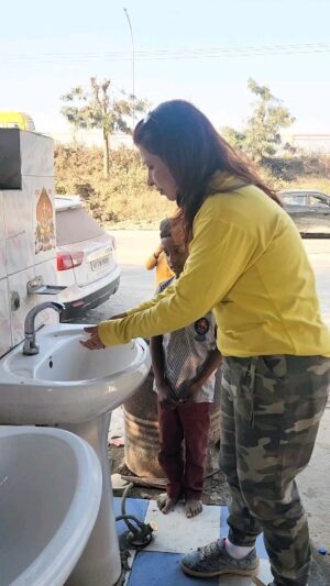 Jennifer Mistry Bansiwal Instagram - This genuinely happened, then I asked the boy to enact and he did...😂🤣😆😛...
Video by Lekissha 

#jennifermistrybansiwal #jmb #jmbreels #funnyreels