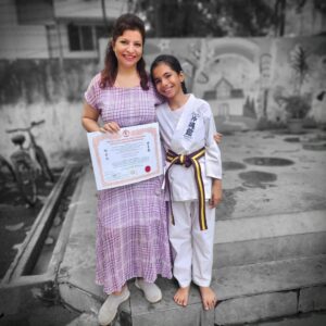 Jennifer Mistry Bansiwal Instagram - A very joyful moment for us...Lekissha turned golden brown belt today
Thank you @baduumesh for the training...

#jennifermistrybansiwal #Lekissha
#lekisshamistrybansiwal
#karate #jenissha #bobbybansiwal #mayurbansiwal