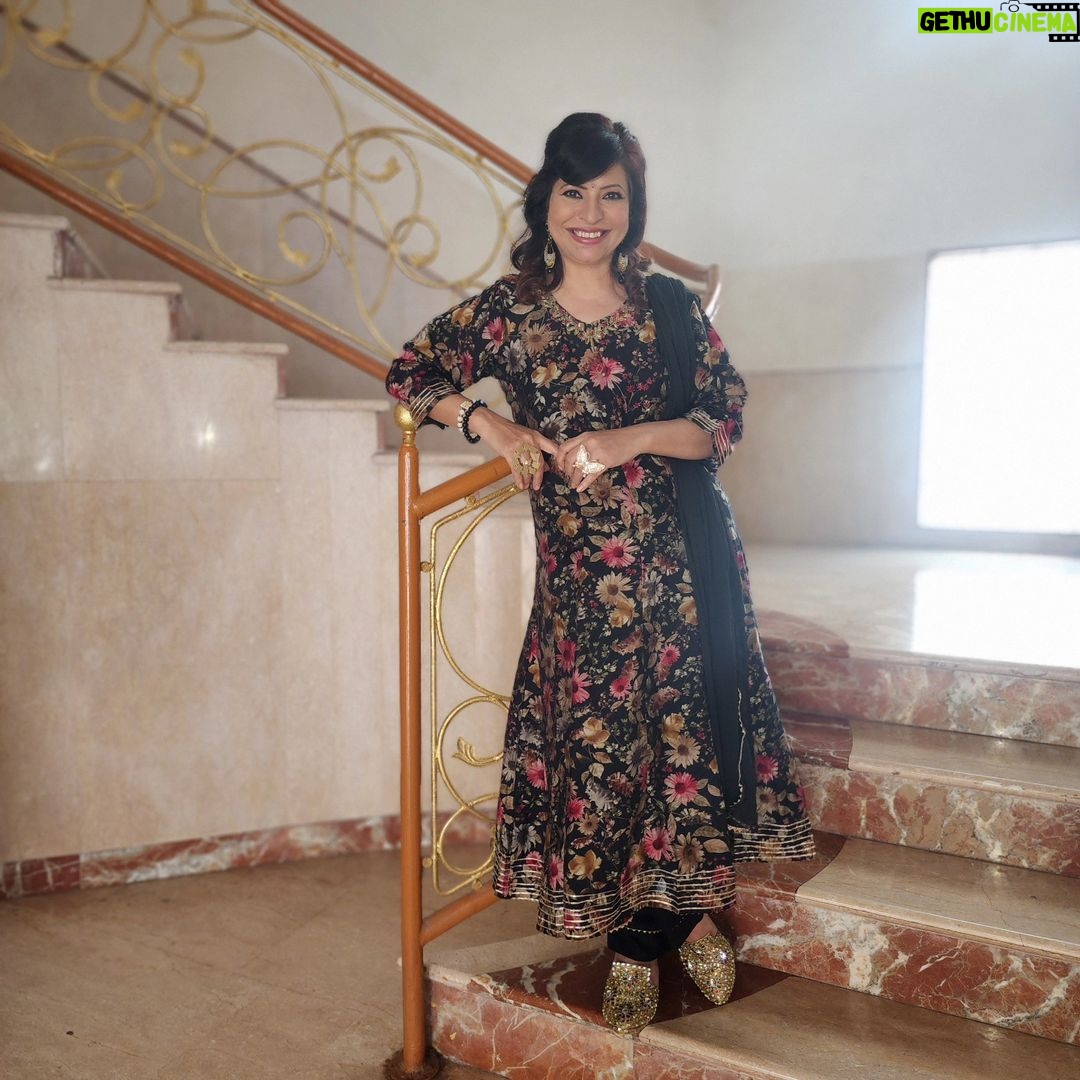Jennifer Mistry Bansiwal Instagram - You never go out of style with the simplest Indian clothes... Outfit @banicollection1313 Pic @bobbybansiwal Muah @makeup_by_bhavikajain #jennifermistrybansiwal #bobbybansiwal # #mayurbansiwal #collaboration #salwarkameez Hiranandani, Powai
