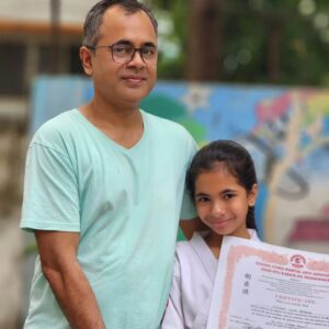 Jennifer Mistry Bansiwal Instagram - A very joyful moment for us...Lekissha turned golden brown belt today
Thank you @baduumesh for the training...

#jennifermistrybansiwal #Lekissha
#lekisshamistrybansiwal
#karate #jenissha #bobbybansiwal #mayurbansiwal