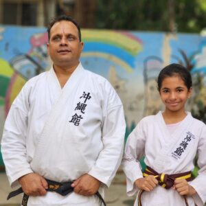Jennifer Mistry Bansiwal Instagram - A very joyful moment for us...Lekissha turned golden brown belt today
Thank you @baduumesh for the training...

#jennifermistrybansiwal #Lekissha
#lekisshamistrybansiwal
#karate #jenissha #bobbybansiwal #mayurbansiwal