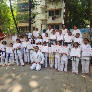 Jennifer Mistry Bansiwal Instagram - A very joyful moment for us...Lekissha turned golden brown belt today
Thank you @baduumesh for the training...

#jennifermistrybansiwal #Lekissha
#lekisshamistrybansiwal
#karate #jenissha #bobbybansiwal #mayurbansiwal
