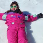 Jennifer Mistry Bansiwal Instagram - Fun in the snow... Pic by my Lekissha #jennifermistrybansiwal #jmb #manali #rohtangpass #snow Rohtang-Pass