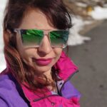 Jennifer Mistry Bansiwal Instagram - Fun in the snow... Pic by my Lekissha #jennifermistrybansiwal #jmb #manali #rohtangpass #snow Rohtang-Pass