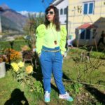 Jennifer Mistry Bansiwal Instagram - Celebrating my bday today according to parsi roz... Roz - Ardibehest Mah - Tir... Ps... like every year followed parsi custom taking bath on bday with milk mixed with haldi, sindoor, rice, flower and coin depicting health,beauty, prosperity and wealth (in freezing cold weather...) Thank you @bobbybansiwal and my cutie pie Lekissha for taking the pics... #jennifermistrybansiwal #jmb #birthday #parsibirthday Manali