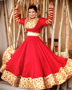 Jennifer Mistry Bansiwal Instagram - Red... the color of victory...
victory over evil... 
May all of us have victory over the evil and bring the world to a better place...
Happy Dusshehra 

Outfit: @gurukrupa_creation
Photographer: @photo_vinayak 
Team: @zerographyvlogs & @clickmegood_
Stylist: @style_deintrepide 
Jewellery : @silver.kiosk
Makeup: @makeoverbydipika
Location: @nomimumbai