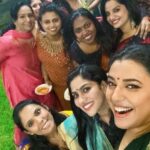 Jewel Mary Instagram - A woman in sync with her power can change the world ! Embrace the goddess in u !!! Celebrating the joy of navrathri with these darlings at @edasserysportybeans @pearl.mithun @swasikavj @simi_blackies 🎉🎊🎉🎉🥳🎊🎊