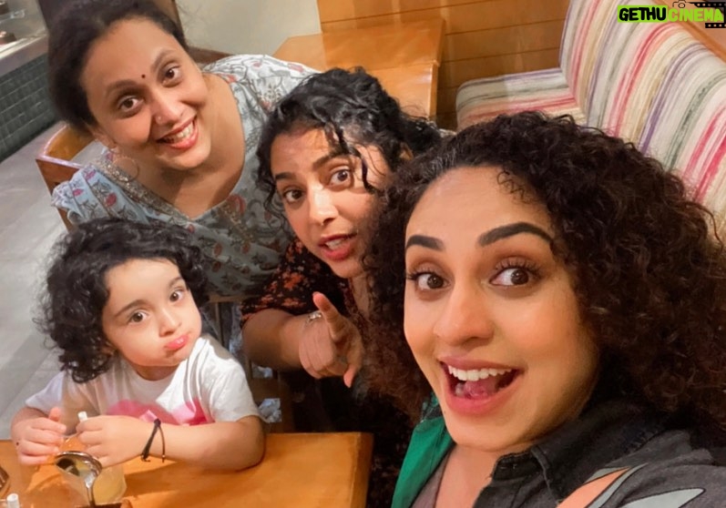 Jewel Mary Instagram - Nahiiiinnu paranja nahiiii !!!! “ vendaaaaa” thats one thing our beautiful nilu baby is sure about !!! But some how I managed her to give me one selfie with her precious lil smile !!! Beautiful Nilu u be fierce and beautiful 🔥voice ur opinions .. explore the world and conquer it just like ur wonderful mother did with her love and creativity! @pearlemaany u are beautiful and the aura of love u possess is incredible!Such lovely people! Bumping into each other was the best part of last night I would say ! And paru u pretty lady @parummaa such a long time 😛 So happy to meet u darlings ❤️❤️❤️❤️❤️ lots of love 😍 @nila.pearlish @srinish_aravind #nila #nilubaby #pearlymaaney
