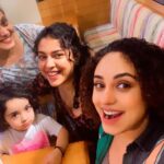 Jewel Mary Instagram - Nahiiiinnu paranja nahiiii !!!! “ vendaaaaa” thats one thing our beautiful nilu baby is sure about !!! But some how I managed her to give me one selfie with her precious lil smile !!! Beautiful Nilu u be fierce and beautiful 🔥voice ur opinions .. explore the world and conquer it just like ur wonderful mother did with her love and creativity! @pearlemaany u are beautiful and the aura of love u possess is incredible!Such lovely people! Bumping into each other was the best part of last night I would say ! And paru u pretty lady @parummaa such a long time 😛 So happy to meet u darlings ❤️❤️❤️❤️❤️ lots of love 😍 @nila.pearlish @srinish_aravind #nila #nilubaby #pearlymaaney