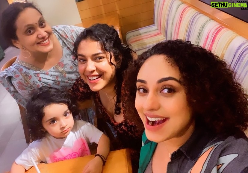 Jewel Mary Instagram - Nahiiiinnu paranja nahiiii !!!! “ vendaaaaa” thats one thing our beautiful nilu baby is sure about !!! But some how I managed her to give me one selfie with her precious lil smile !!! Beautiful Nilu u be fierce and beautiful 🔥voice ur opinions .. explore the world and conquer it just like ur wonderful mother did with her love and creativity! @pearlemaany u are beautiful and the aura of love u possess is incredible!Such lovely people! Bumping into each other was the best part of last night I would say ! And paru u pretty lady @parummaa such a long time 😛 So happy to meet u darlings ❤️❤️❤️❤️❤️ lots of love 😍 @nila.pearlish @srinish_aravind #nila #nilubaby #pearlymaaney