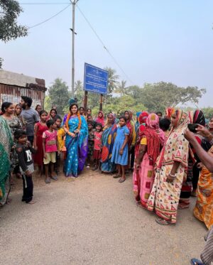 Jina Samal Instagram - ମୋର କୌଣସି ଏକ ସ୍ଥାନକୁ ଯାତ୍ରା କରିବା ସମୟରେ, ବାଲେଶ୍ବର ଜିଲ୍ଲା ଭୋଗରାଇ ନିର୍ବାଚନ ମଣ୍ଡଳୀ ଭୋଗରାଇ ବ୍ଲକ ଅନ୍ତର୍ଗତ ଟେଙ୍ଗରାମାରି  ଗ୍ରାମ ଜୟରାମପୁର ପଞ୍ଚାୟତର ଗ୍ରାମବାସୀମାନଙ୍କ ସହ ରାସ୍ତାରେ ଭେଟ ହେଲା । ଅଚାନକ ଏତେ ସୁନ୍ଦର ସ୍ୱାଗତ ସମ୍ବର୍ଦ୍ଧନା ଦେଖି ବହୁ ଖୁସି ଲାଗିଲା । ସେମାନଙ୍କ ସହ କିଛି ବର୍ତ୍ତାଳାପ କଲି ଓ ସେମାନଙ୍କ ସୁବିଧା ଅସୁବିଧା ପଚାରି ବୁଝିଲି । ମୋ ପ୍ରତି ଲୋକମାନଙ୍କ ଏତେ ସ୍ନେହ, ଆଦର ନିଶ୍ଚିତ ରୂପେ ମତେ ଆହୁରି ଆଗକୁ ଯିବାକୁ ପ୍ରେରଣା ଯୋଗାଇବ । ଉପସ୍ଥିତ ସମସ୍ତ ଲୋକମାନଙ୍କୁ ମୋର ହୃଦୟର ସହ  ଧନ୍ୟବାଦ ଓ କୃତଜ୍ଞତା ଜଣାଉଛି 🙏 #zeenasamalpanigrahy #ଜିନା🙏