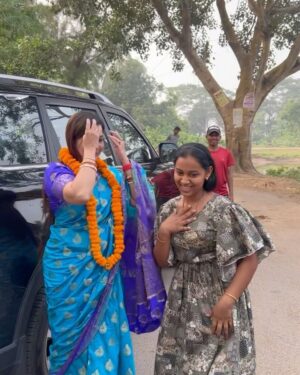Jina Samal Instagram - ମୋର କୌଣସି ଏକ ସ୍ଥାନକୁ ଯାତ୍ରା କରିବା ସମୟରେ, ବାଲେଶ୍ବର ଜିଲ୍ଲା ଭୋଗରାଇ ନିର୍ବାଚନ ମଣ୍ଡଳୀ ଭୋଗରାଇ ବ୍ଲକ ଅନ୍ତର୍ଗତ ଟେଙ୍ଗରାମାରି  ଗ୍ରାମ ଜୟରାମପୁର ପଞ୍ଚାୟତର ଗ୍ରାମବାସୀମାନଙ୍କ ସହ ରାସ୍ତାରେ ଭେଟ ହେଲା । ଅଚାନକ ଏତେ ସୁନ୍ଦର ସ୍ୱାଗତ ସମ୍ବର୍ଦ୍ଧନା ଦେଖି ବହୁ ଖୁସି ଲାଗିଲା । ସେମାନଙ୍କ ସହ କିଛି ବର୍ତ୍ତାଳାପ କଲି ଓ ସେମାନଙ୍କ ସୁବିଧା ଅସୁବିଧା ପଚାରି ବୁଝିଲି । ମୋ ପ୍ରତି ଲୋକମାନଙ୍କ ଏତେ ସ୍ନେହ, ଆଦର ନିଶ୍ଚିତ ରୂପେ ମତେ ଆହୁରି ଆଗକୁ ଯିବାକୁ ପ୍ରେରଣା ଯୋଗାଇବ । ଉପସ୍ଥିତ ସମସ୍ତ ଲୋକମାନଙ୍କୁ ମୋର ହୃଦୟର ସହ  ଧନ୍ୟବାଦ ଓ କୃତଜ୍ଞତା ଜଣାଉଛି 🙏 #zeenasamalpanigrahy #ଜିନା🙏