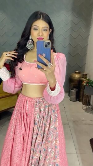 Jolly Rathod Instagram - Pink was the mood for last to last night’s show in Ahmedabad..🩷

Wearing : @dreamcloset_india 
Jewellery : @the_beta_girl 
MUAH : @divya_makeover_27

Thanks @almaari_by_kranti 
You know for what..😄🫶🏻