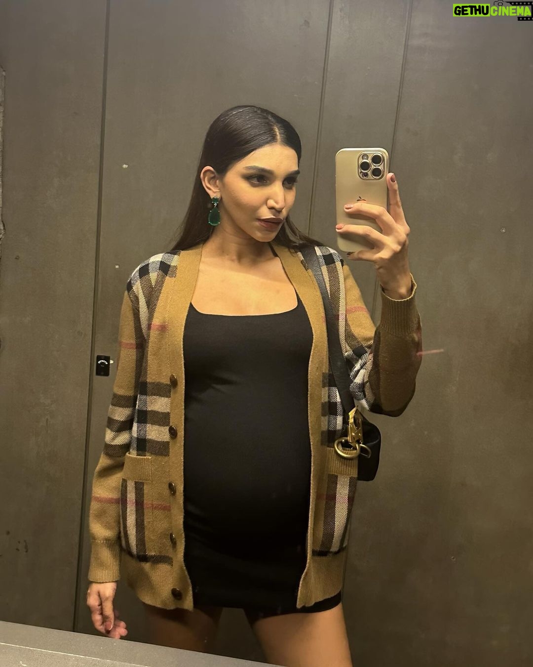 Juhi Godambe Instagram - Festive Dinner With @Burberry 🤍✨ Spot my 9 months bump? 👀🤰🏻